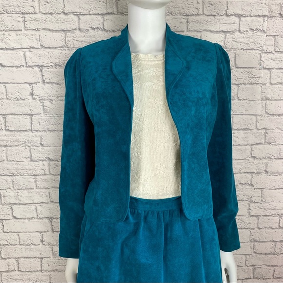 *Vintage 2 piece skirt suit - Picture 2 of 16